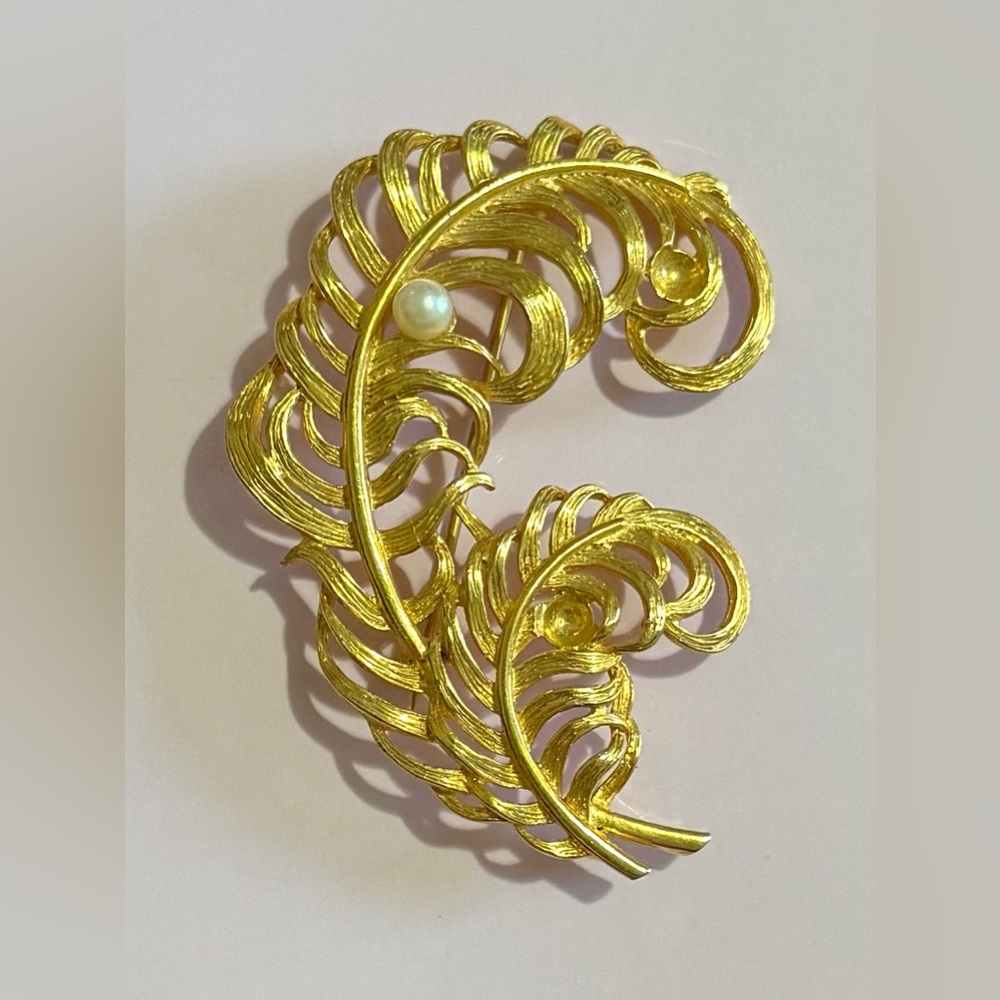 Elegant Gold Leaf Brooch with Faux Pearl Accent